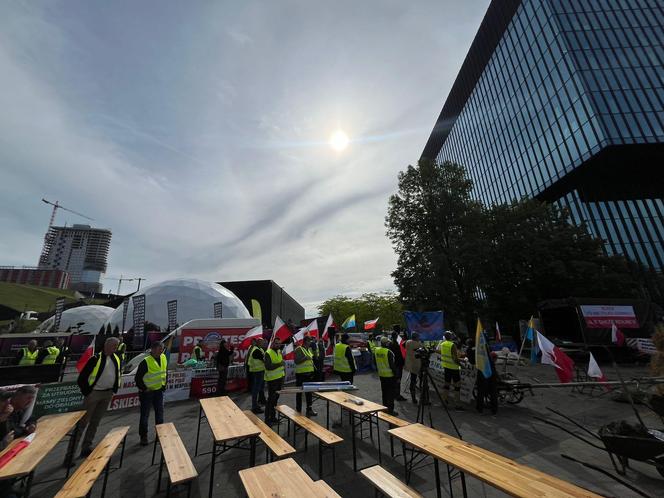 Rolnicy wjechali z gnojem na Europejski Kongres Gospodarczy w Katowicach. Protest przeciwko Zielonemu Ładowi