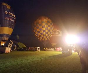 ​Nocny pokaz balonów na lotnisku w Lesznie. Wiatr był za mocny