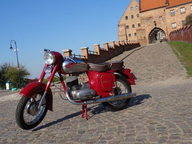 17 500 zł. Motocykl CZ-175 model 450.01 po renowacji 1961