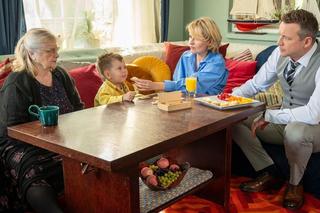 Barwy szczęścia, odcinek 2907: Bożena (Marieta Żukowska), Tadzio (Józio Trojanowski), Amelia (Stanisława Celińska), Bruno (Lesław Żurek)