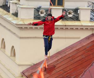   Urban Highline Festival 2023 w Lublinie. Slacklinerzy robią cuda na linach!