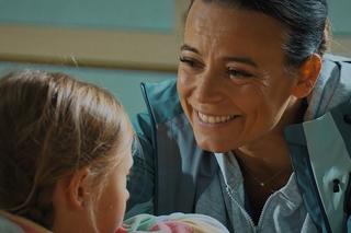 M jak miłość, odcinek 1699. Magda (Anna Mucha), dziewczynka z Ukrainy - Nadia (Mira Fareniuk)