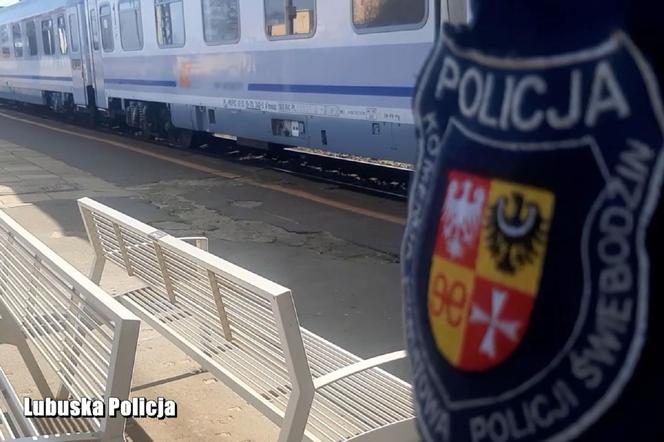Tajemniczy pasażer z pociągu milczał trzy miesiące. W bazie policyjnej pojawił się już jako 9-latek
