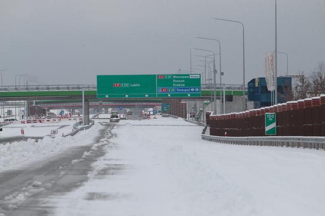 Jeszcze nie otworzyli, a już jest zepsuty. Asfalt na nowym odcinku S17 jest popękany, będzie opóźnienie