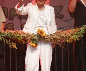 Cała na biało Maria Pakulnis szaleje z sierpem w Lubomierzu. Renata Dancewicz tym razem na spokojnie