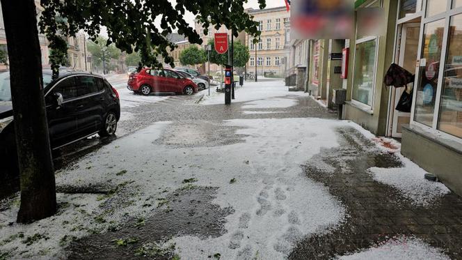 Nawałnica nad Gnieznem. Miasto zalały strumienie wody po ulewie i gradobiciu [ZDJĘCIA].