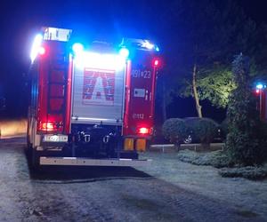 Ewakuowali rodzinę z trójką dzieci! Pożar domu w Bukówce w gminie Pawłów 