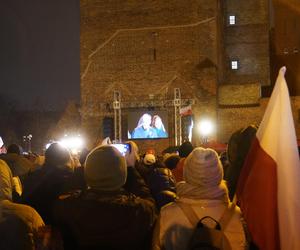 Światełko dla Pawła Adamowicza. Tłumy na wiecu w Gdańsku 