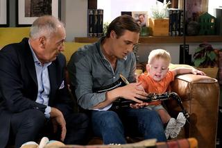 M jak miłość odc. 1774. Jerzy Argasiński (Karol Strasburger), Olek (Maurycy Popiel), Borysek (Tymon Szkopek)