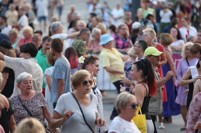 Potańcówka pod Teatrem Śląskim w Katowicach. Tłumy wręcz oszalały ZDJĘCIA