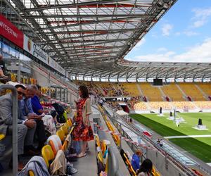 Kongres Świadków Jehowy Białystok 2024. Tłumy wiernych na Stadionie Miejskim