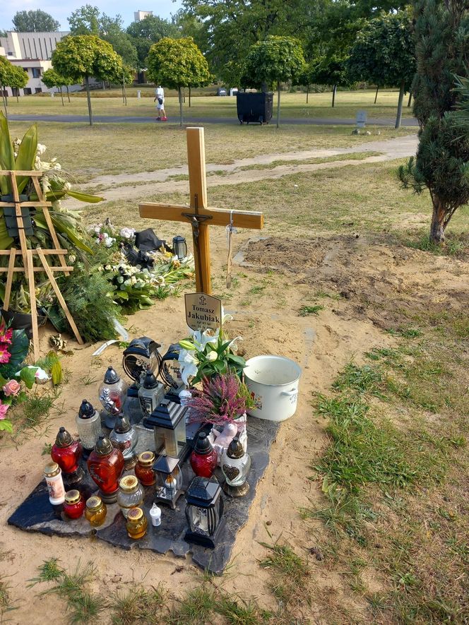 Tak wygląda grób Tomasza Jakubiaka 4 miesiące po śmierci kucharza. Niewiarygodne, co przy nim postawiono