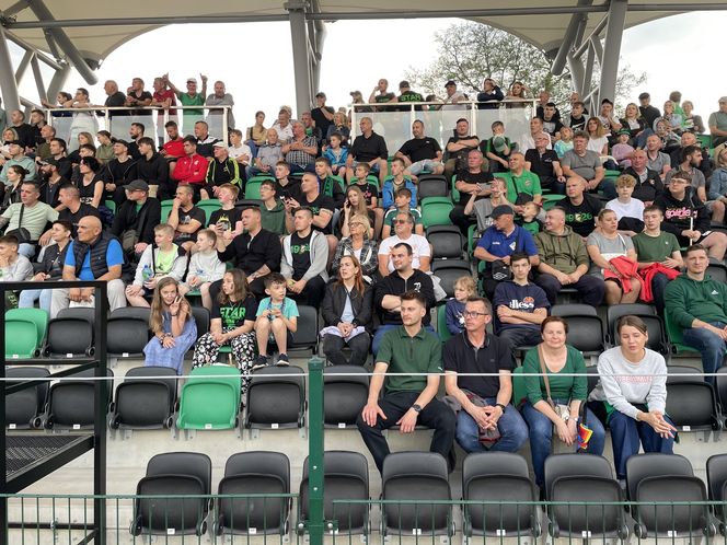 Kibice na otwarciu stadionu w Starachowicach