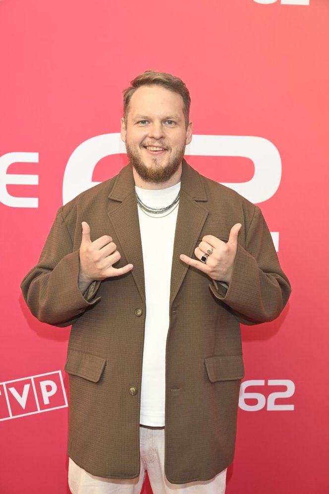 Konferencja prasowa 62. edycji Krajowego Festiwalu Polskiej Piosenki w Opolu. Tłum gwiazd na czerwonym dywanie