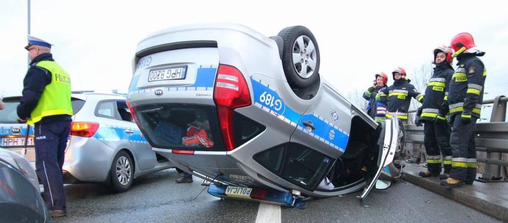 Radiowóz dachował na DTŚ w Katowicach. Ranny został policjant z Małopolski [ZDJĘCIA]
