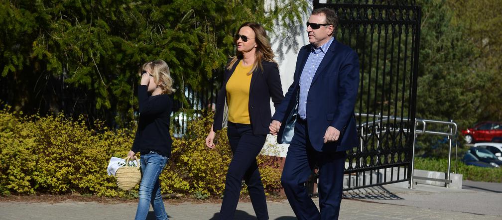 Jacek Kurski z rodziną święci pokarmy w kościele