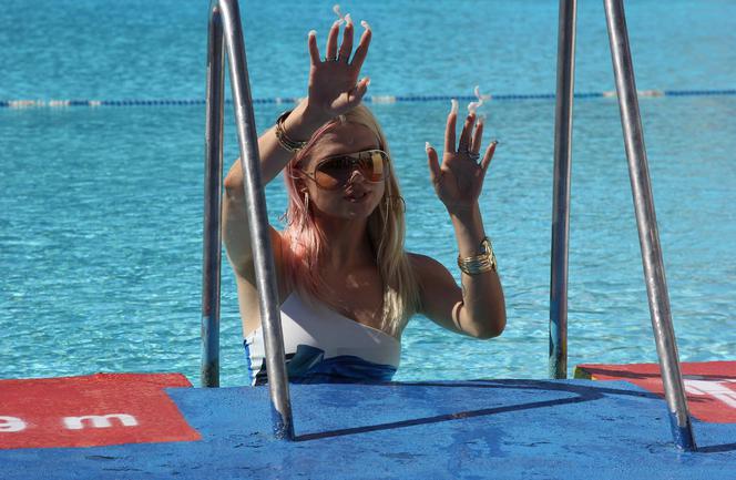 Margaret rapuje na basenie w Sosnowcu [ZDJĘCIA Z KLIPU]