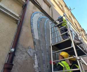 Uczniowie Zespołu Szkół Rolniczo-Budowlanych w Lesznie wyklejają balon z płytek na kamienicy przy ul. Wolności