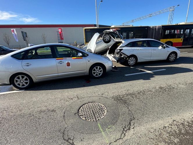 Dachowanie na Bemowie po zderzeniu trzech aut