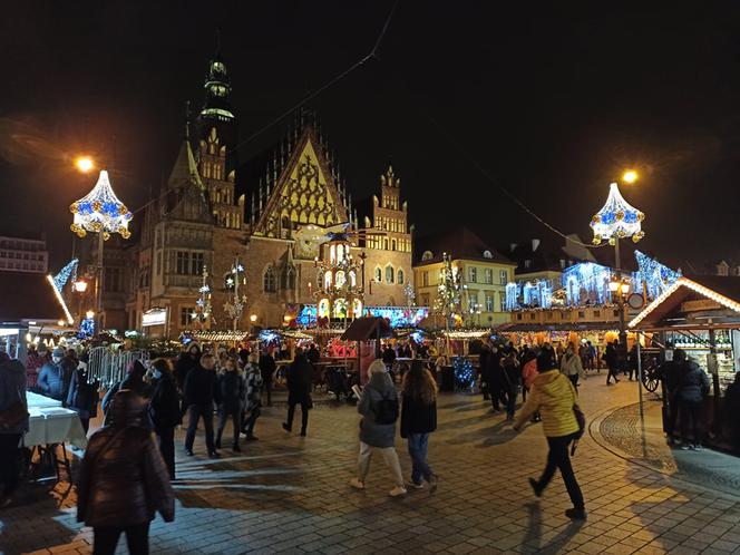 Jarmark Bożonarodzeniowy we Wrocławiu po zmroku. Robi wrażenie! [ZDJĘCIA]