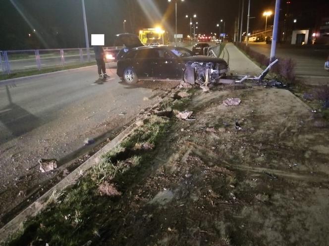 Niebezpieczne manewry na drogach. Kraksa w Lesznie i dachowanie pod miastem