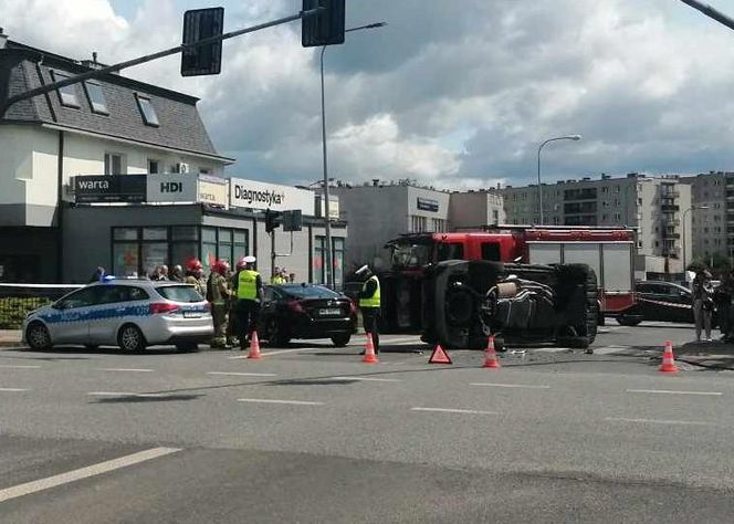 Kolizja na Sokołowskiej w Siedlcach. Jedno auto przewróciło się na bok
