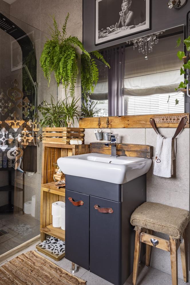Łazienka w szarości i drewnie - rustykalne zrób to sam