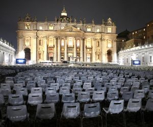 Watykan. Modlitwa o zdrowie papieża Franciszka na placu Świętego Piotra