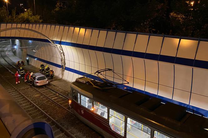 Polak potrafi! Pijany kierowca Volkswagena w Czechach wjechał do... tunelu dla tramwajów