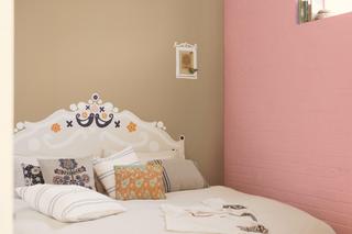 Beżowo - różowa sypialnia