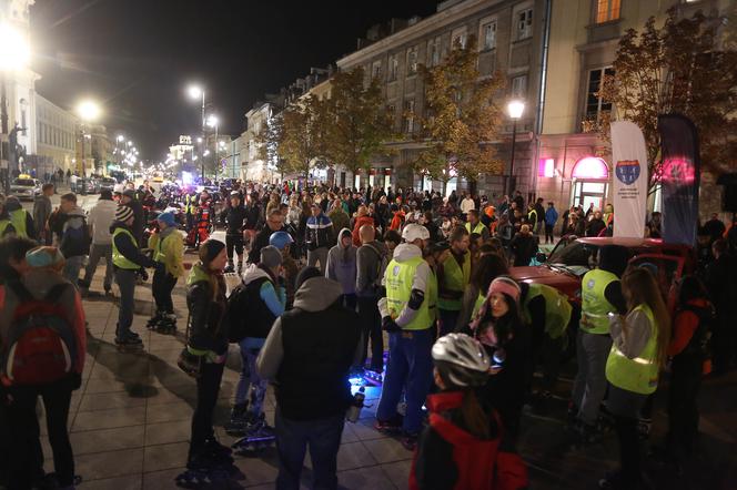 Nightskating. Warszawiacy przejechali stolicę na rolkach [Zdjęcia]