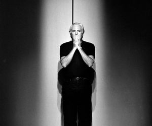 Z ogromnym smutkiem Armani Group ogłasza śmierć swojego założyciela, kreatora: Giorgio Armaniego. Jego wizja zmieniała świat