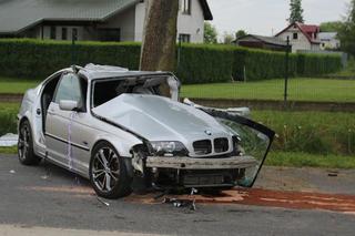 Rozpędzona 20-latka uderzyła w drzewo! Z jej pięknego bmw nic nie zostało [ZDJĘCIA] 