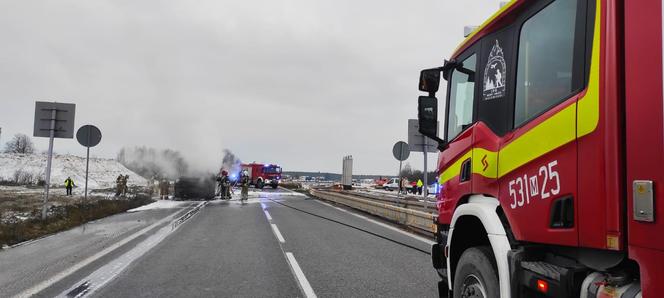 Potężny pożar autobusu na S7 pod Płońskiem. Jechało nim 34 żołnierzy