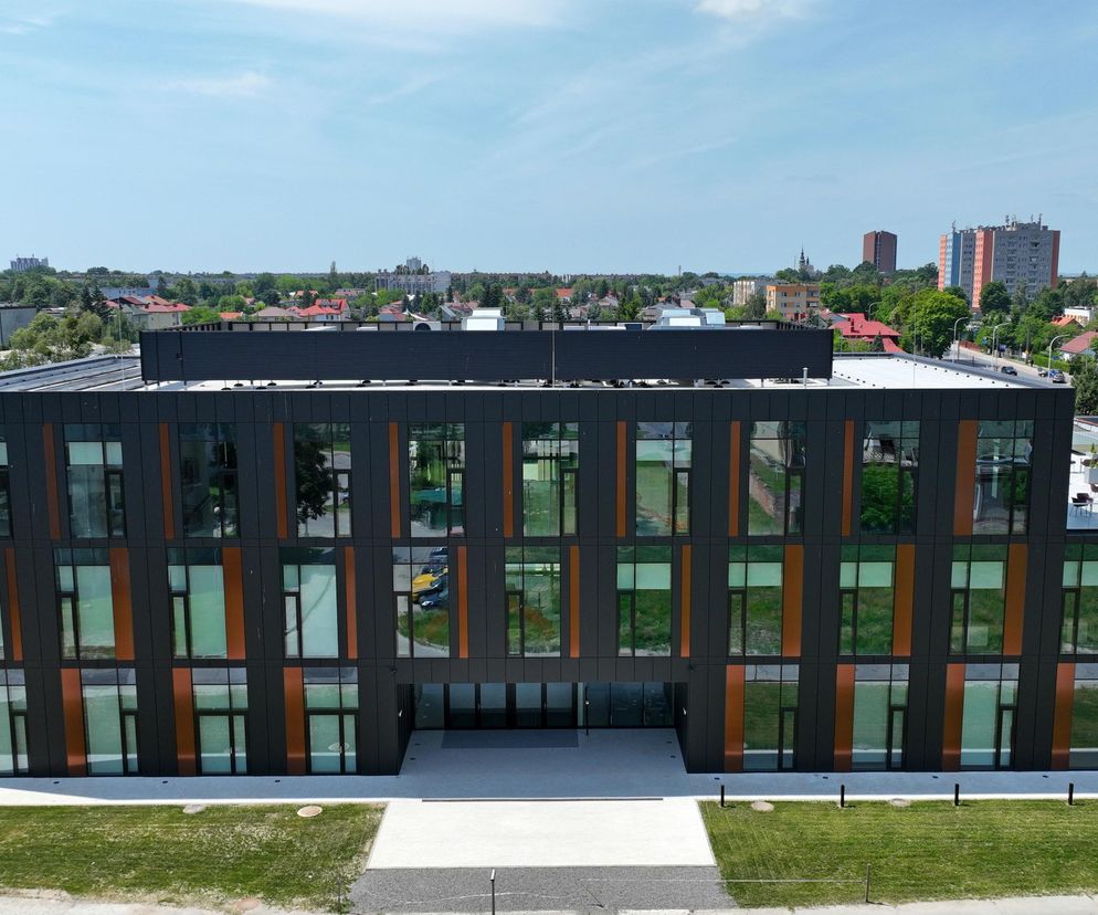 Nowoczesny budynek dydaktyczny Państwowej Akademii Nauk Stosowanych w Tarnobrzegu, z ciemną elewacją i przeszkleniami, oraz panele fotowoltaiczne na dachu. Projekt pracowni Dresler Studio prezentuje innowacyjną architekturę edukacyjną, o której można przeczytać na Architektura Murator Plus.