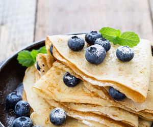 Jak zrobić pyszne i puszyste naleśniki? Dodaj ten składnik, a wyjdą doskonałe