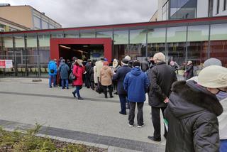 TŁUMY pod szpitalem w Toruniu czekały na szczepionkę! Rzecznik tłumaczy poranny chaos [ZDJĘCIA]