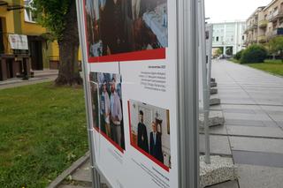 Zniszczona wystawa „Szlakiem Ostrobramskiej” na Alei Bluesa w Białymstoku