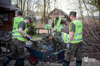 Strażacy i żołnierze wznowili prace porządkowe w gminie Pawłosiów