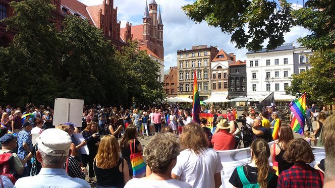  Toruń mówi NIE mowie nienawiści! Tęczowy wiec na Rynku Staromiejskim [ZDJĘCIA]