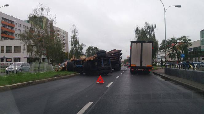 Stalowa Wola: Drewno z ciężarówki wypadło na jezdnię [ZDJĘCIE]