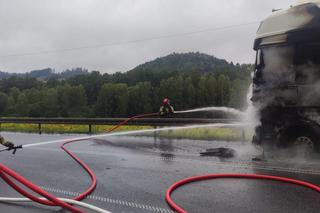 Ogromny pożar tira w Jeleniej Górze. Kłęby dymu nad obwodnicą 