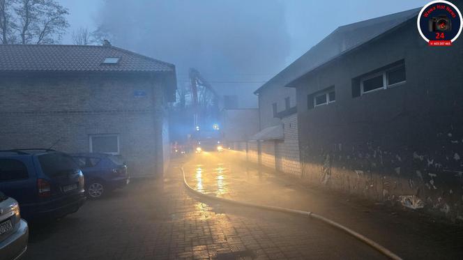 Potężny pożar stolarni pod Warszawą. Gęsty dym widać było z daleka