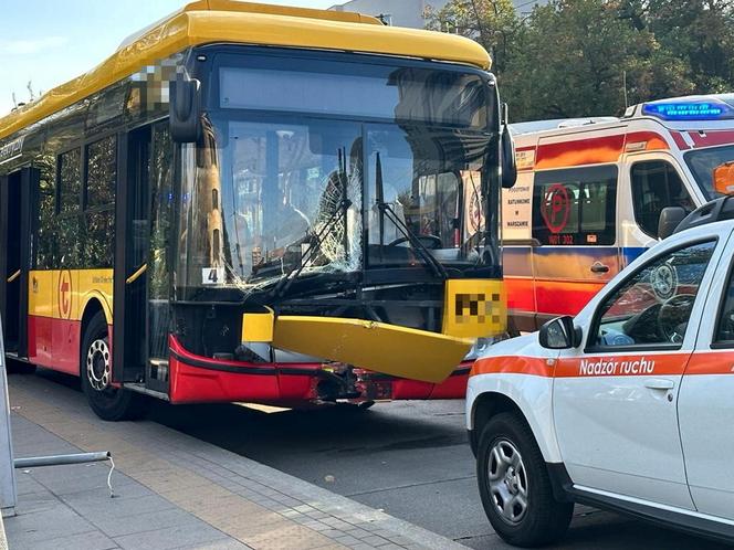 Kierowca autobusu miejskiego gruchnął w latarnię. Ta runęła na kobietę!