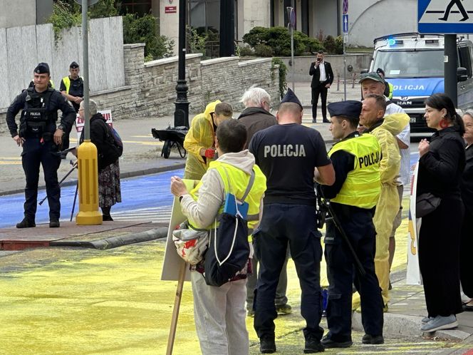 Żółto-niebieska niespodzianka dla rosyjskich dyplomatów. Barwy Ukrainy na asfalcie przed ambasadą Rosji