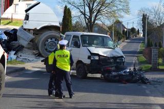 Dramat na drodze. Dostawczak potrącił 15-latka na motocyklu