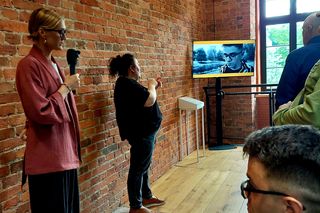 Tę wystawę współtworzyły osoby z niepełnosprawnościami. Można zobaczyć film, jak osobie na wózku trudno się na nią dostać 