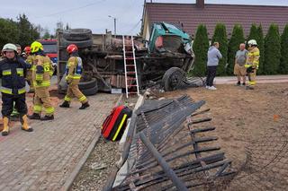 Wola Radłowska. Ciężarówka z ziemią zderzyła się z bmw i przewróciła na bok. Cztery osoby są ranne