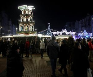 Bytomski rynek świeci się jak choinka. Gwiazda DeLoreana rozświetliła Bytomski Jarmark Świąteczny