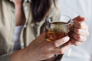 Jest zabójcza dla wątroby i jelit. Picie tej herbaty może skończyć się fatalnie